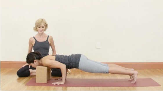 Hướng Dẫn A-Z Cách Thực Hiện Động Tác Yoga Chống Đẩy Cực Chuẩn